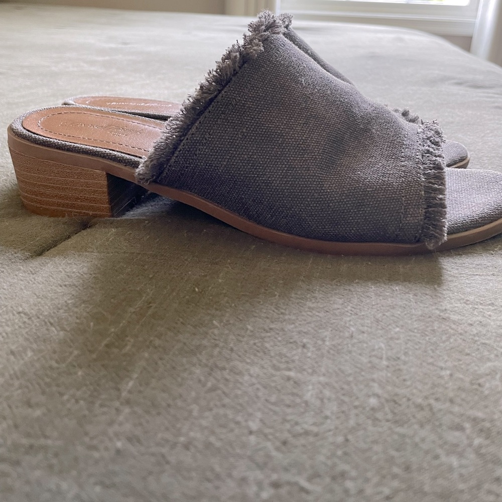 Universal Thread Sandals - Picture 4 of 5